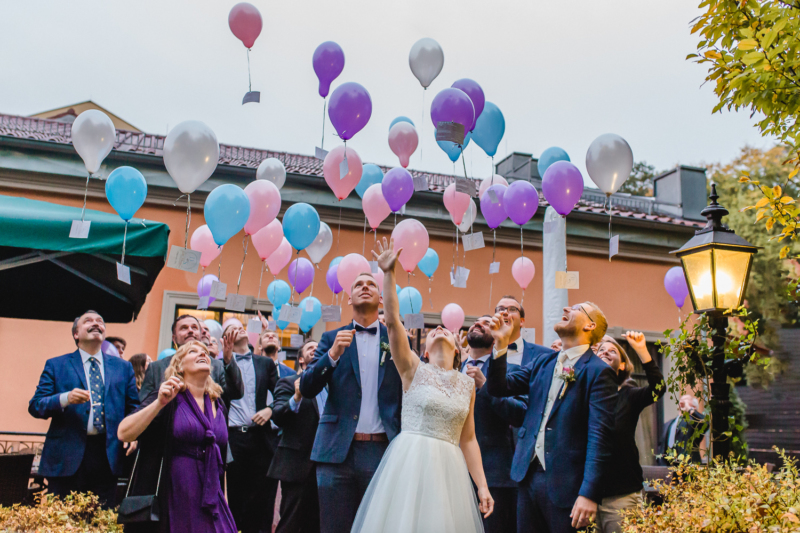 wedding balloons by sarahandsamuelphotography